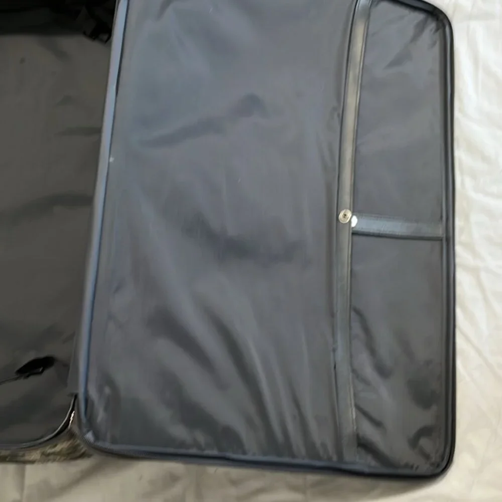 A big suit case of size 26 x 17.5 x 8 Inches from Oscar De La Renta Brand